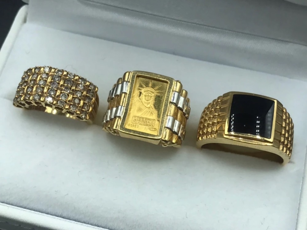 金のリングとインゴット